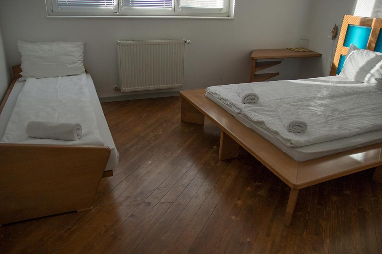 The Zen Hostel - Posticum Oradea Buitenkant foto