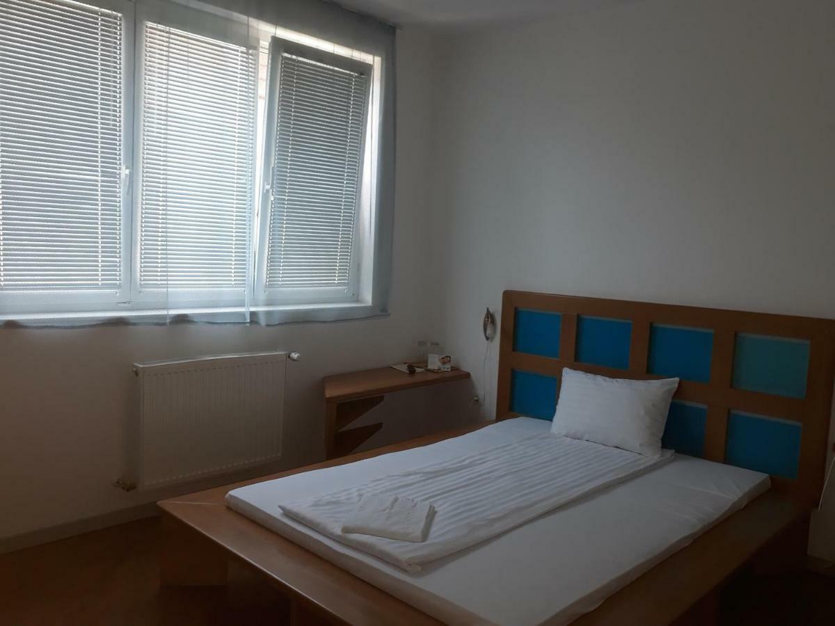 The Zen Hostel - Posticum Oradea Buitenkant foto